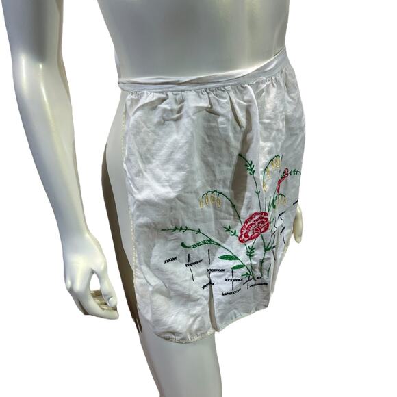 Vintage 1950 Half Apron White Cotton Hand Embroidered Floral Garden Apron Roses - Picture 2 of 12